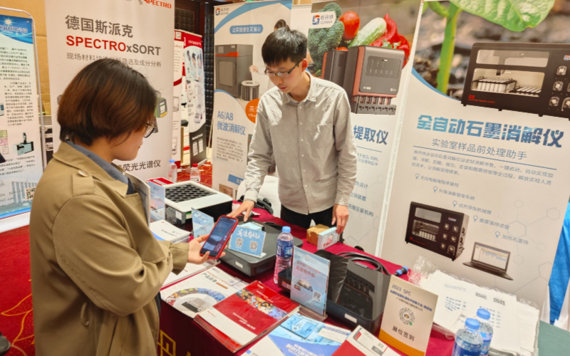 格丹納業(yè)務經(jīng)理為用戶介紹儀器 格丹納業(yè)務經(jīng)理為用戶介紹儀器